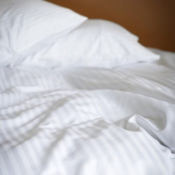 Nima Hotelling Σεντόνι 260x280 - 240 Κλωστές Σατέν ρίγα 1cm - 100% Βαμβάκι Πενιέ Λευκό   260x280