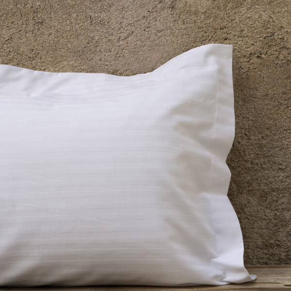 Nima Hotelling Μαξιλαροθήκη 52×75 Oxford 3 πλευρές – 230 Κλωστές CVC Σατέν ρίγα 1cm – 60% Βαμβάκι Πενιέ / 40% Πολυέστερ Λευκό shopinhome shopinhome