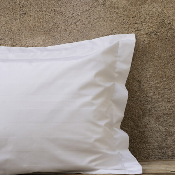 Nima Hotelling Μαξιλαροθήκη 52×75 Oxford 3 πλευρές – 300 Κλωστές Σατέν ρίγα 4,5cm – 100% Βαμβάκι Πενιέ Λευκό shopinhome shopinhome